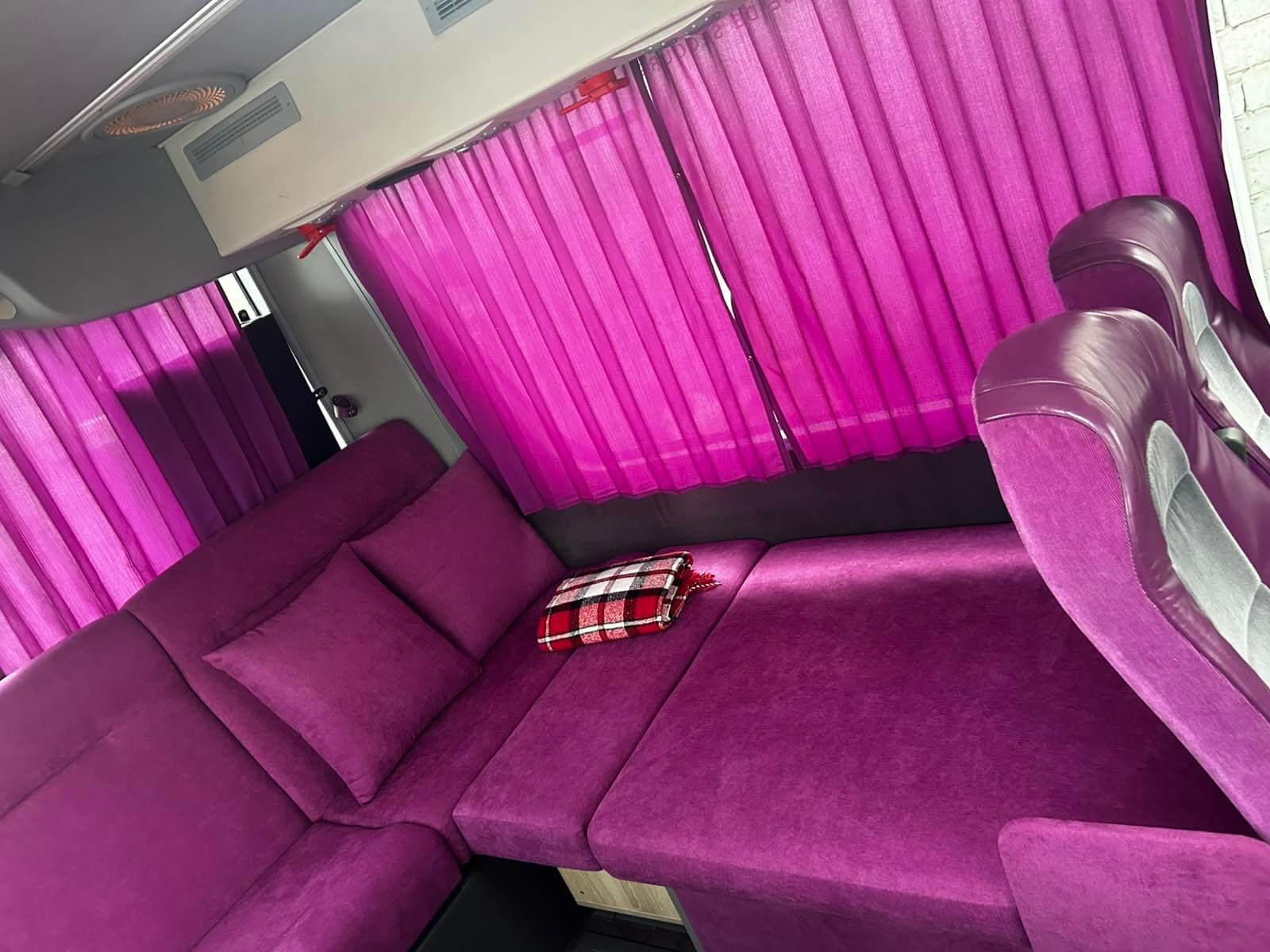 Sleep клас — лежачі місця з подушками та пледами