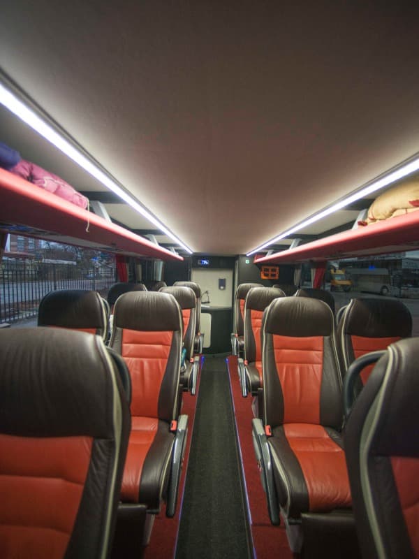 VIP салон — шкіряні крісла з підголовниками